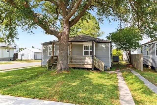 327 Warrington Dr - Photo 2 of 23