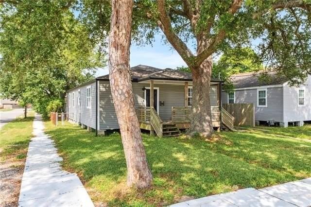 327 Warrington Dr - Photo 3 of 23