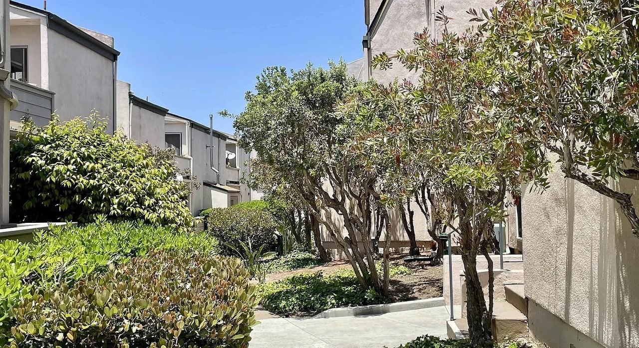 3266 Ashford St #M - Photo 3 of 14