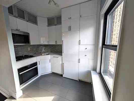 123 E 37Th St - Photo 3 of 7