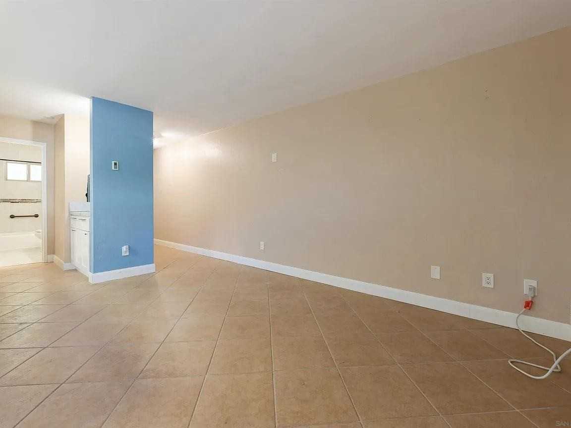 7555 Linda Vista Rd - Photo 3 of 10