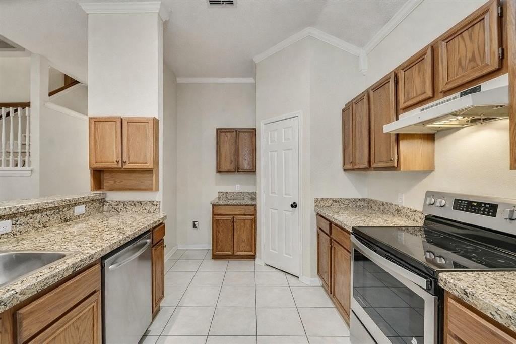 8113 Heritage Place Dr - Photo 3 of 13