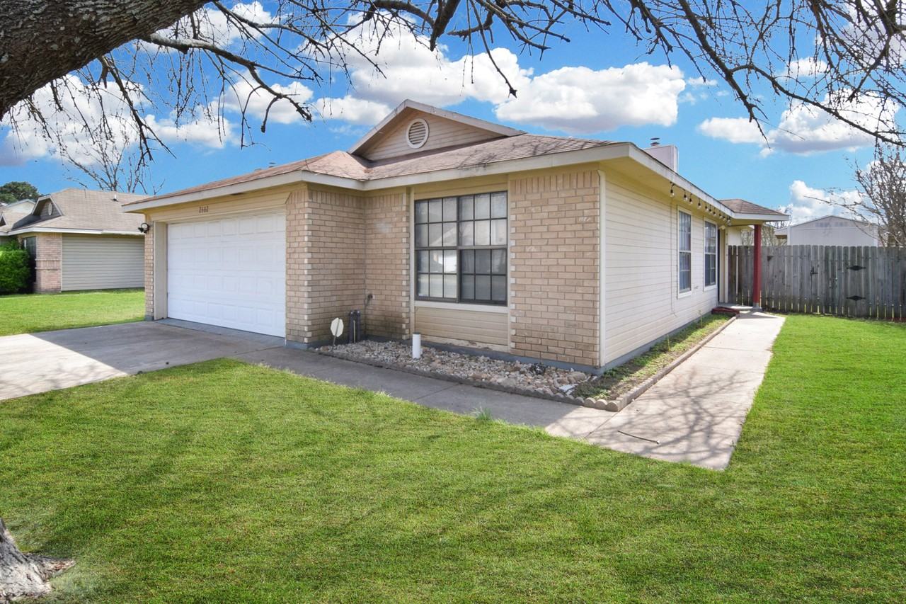 2602 Hemlock Dr - Photo 3 of 17