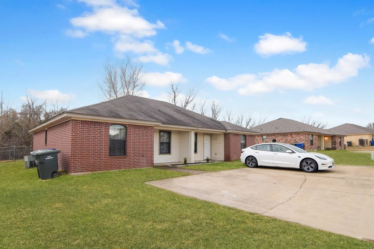 313 Janelle Dr - Photo 2 of 15