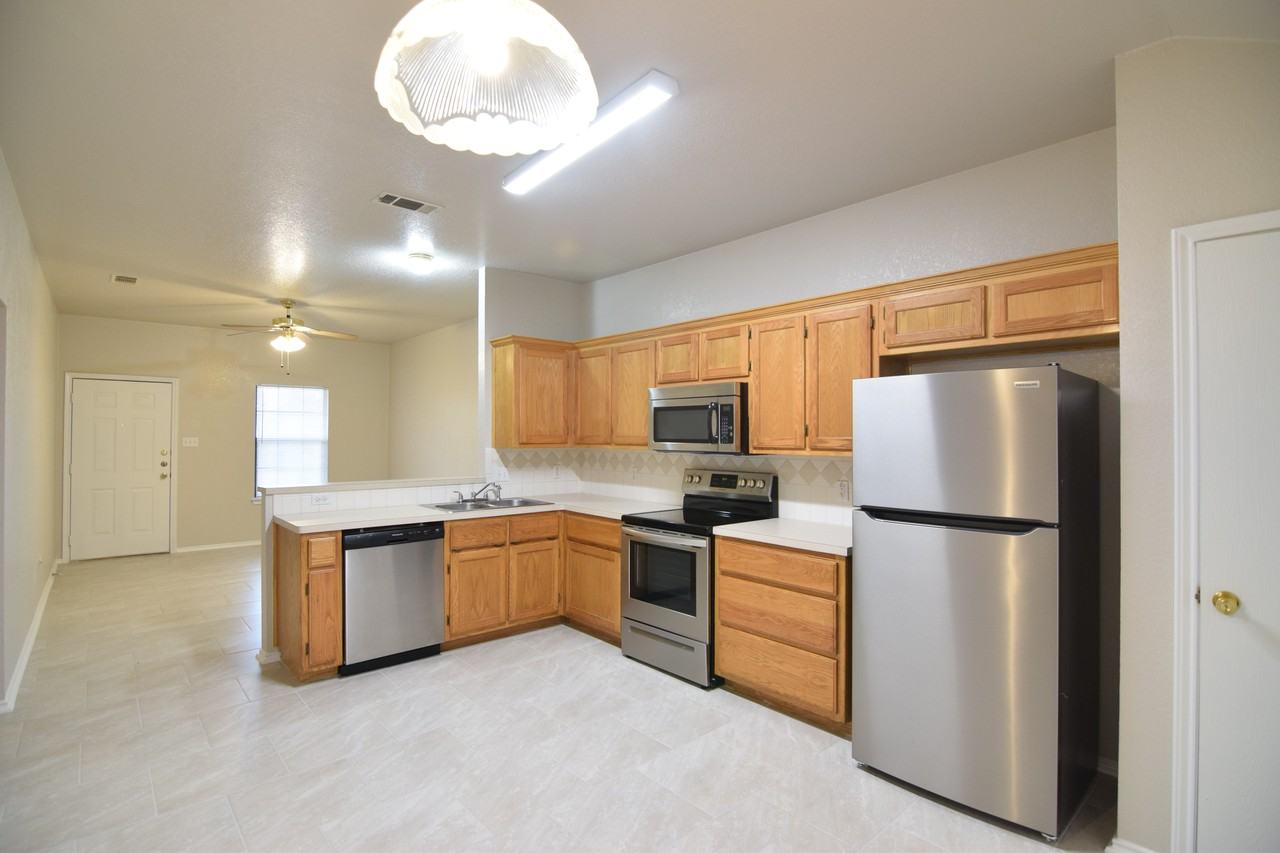 313 Janelle Dr - Photo 3 of 15