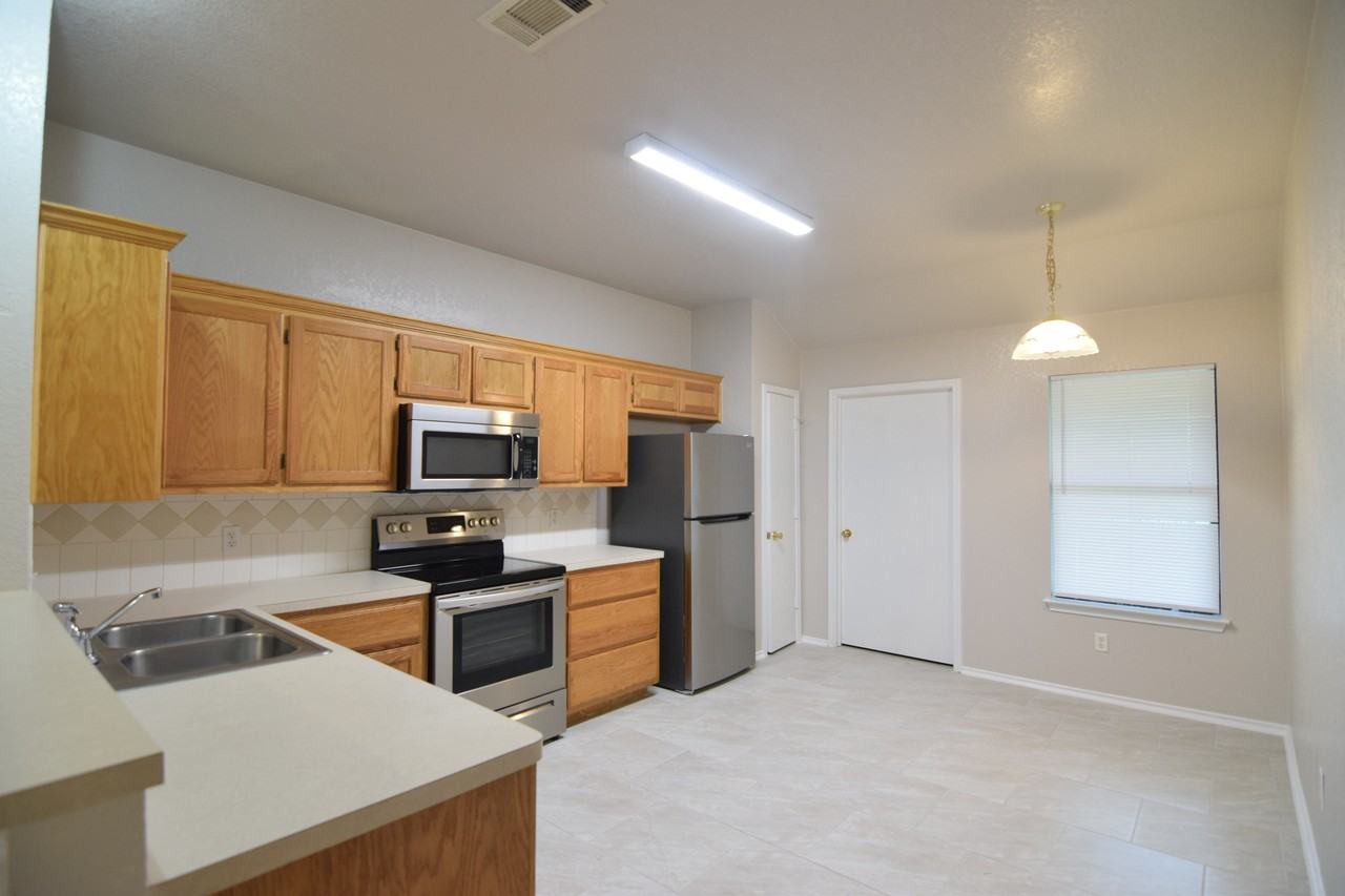 313 Janelle Dr - Photo 4 of 15