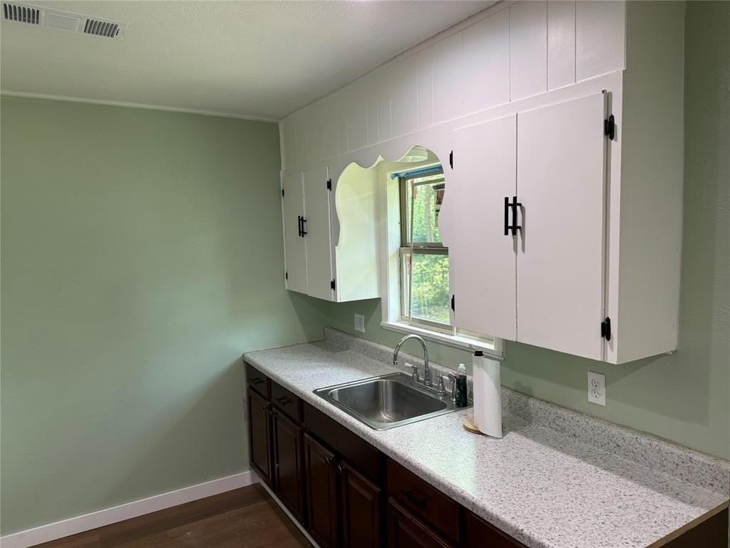 618 Franklin Ave - Photo 3 of 11