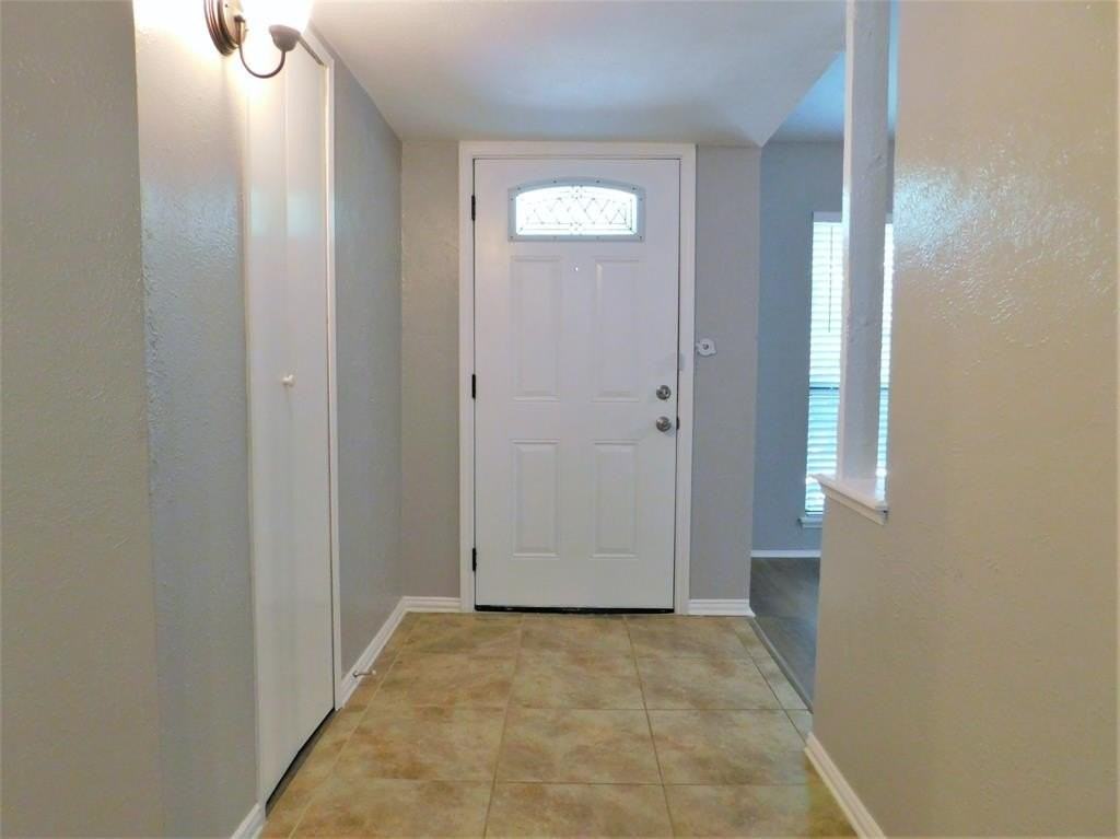 421 Shadowcrest Ln - Photo 4 of 22