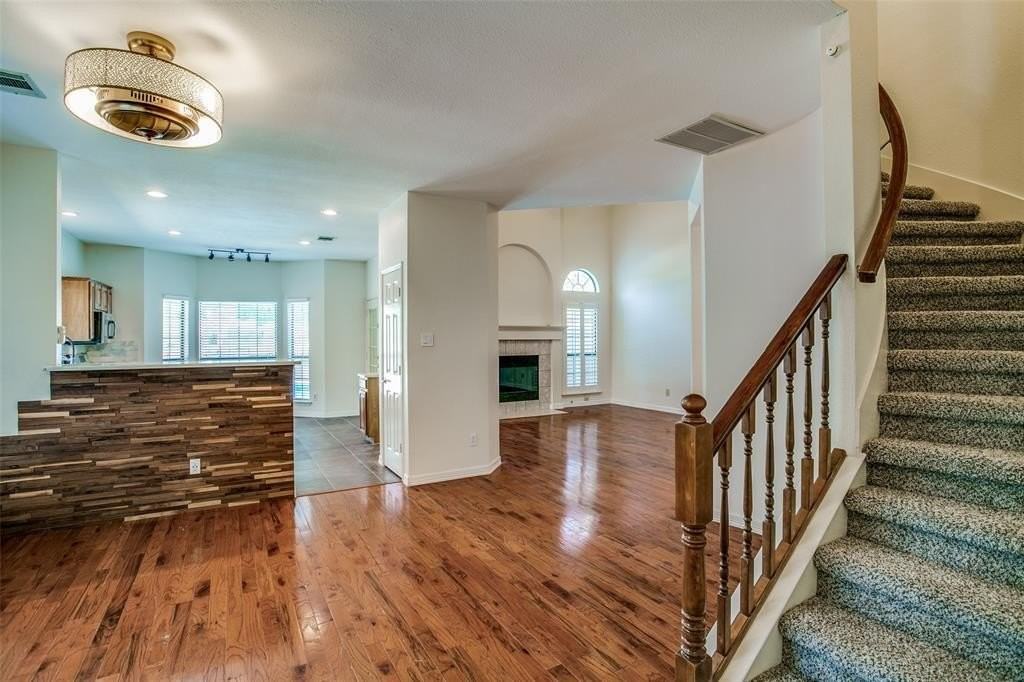 824 Woodlake Dr - Photo 4 of 25