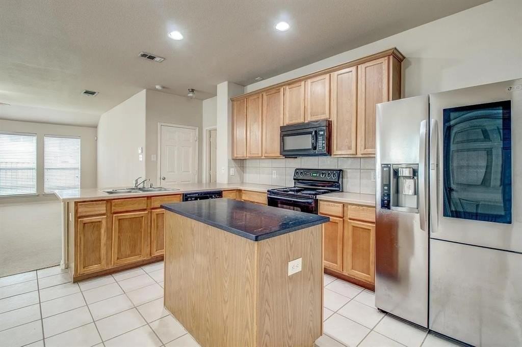 13575 Valley Mills Dr - Photo 3 of 23