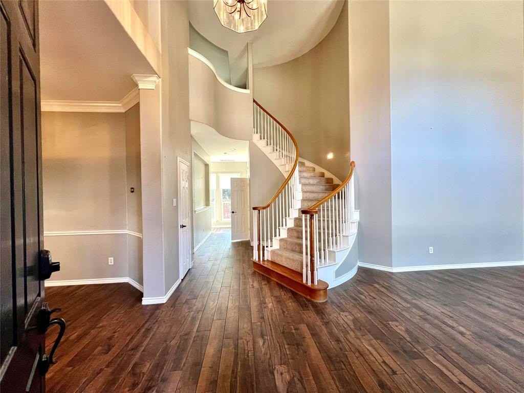 615 Fallbrook Dr - Photo 2 of 36