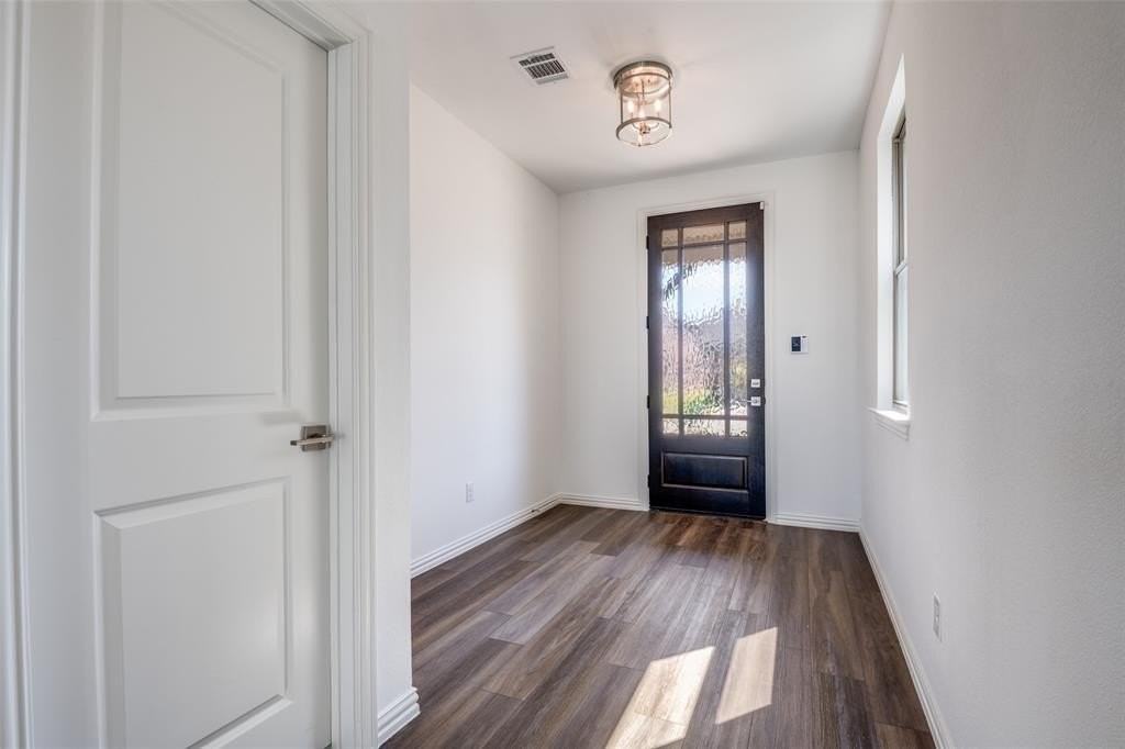 1438 Martingale Ln - Photo 3 of 25