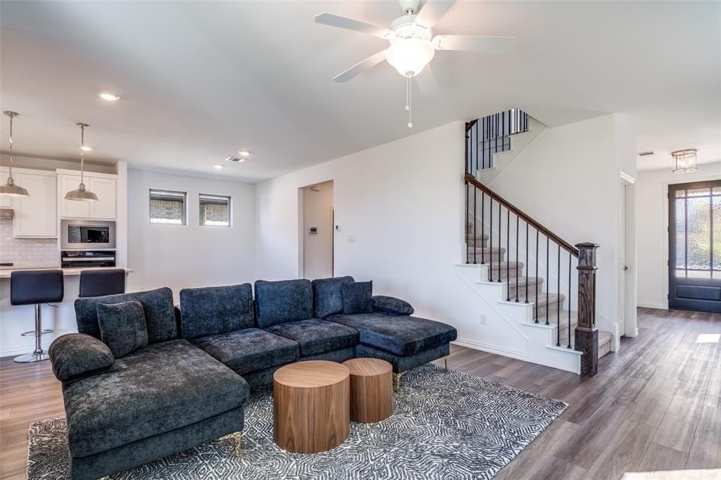 1438 Martingale Ln - Photo 4 of 25