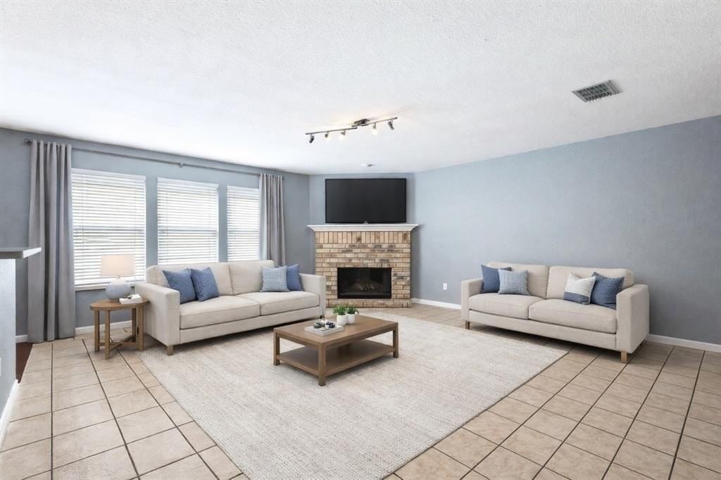 1409 Ash St - Photo 3 of 20