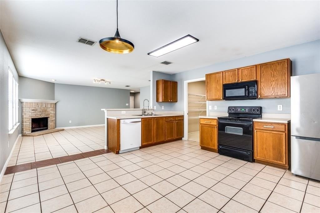 1409 Ash St - Photo 5 of 20