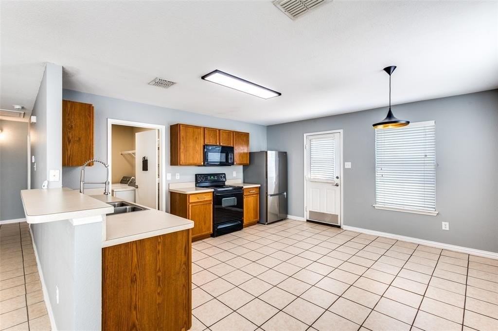 1409 Ash St - Photo 6 of 20