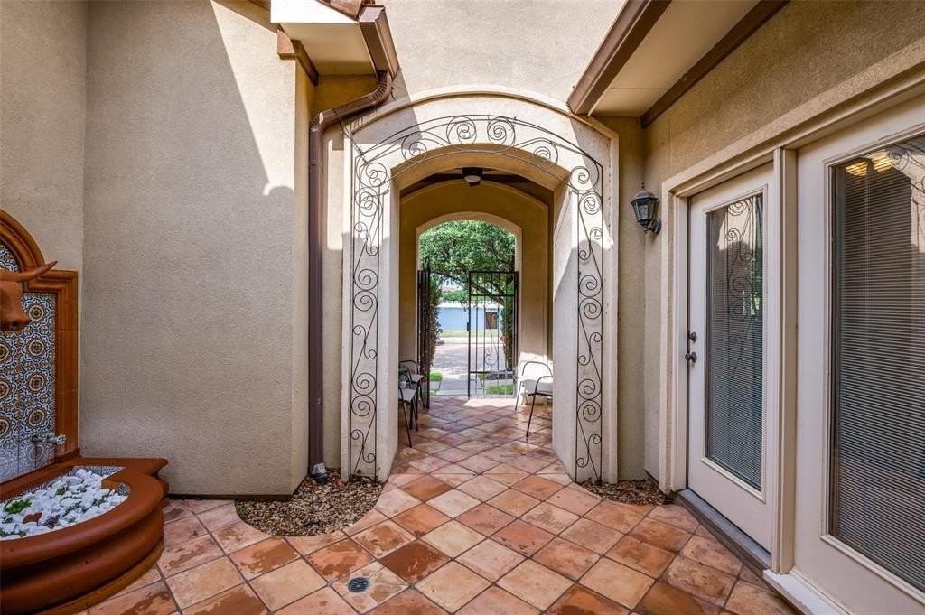 1106 Camino Lago - Photo 4 of 37