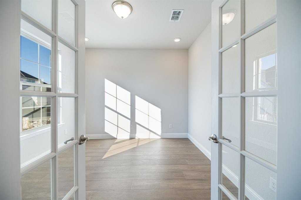 1725 Blakely Pl - Photo 6 of 33