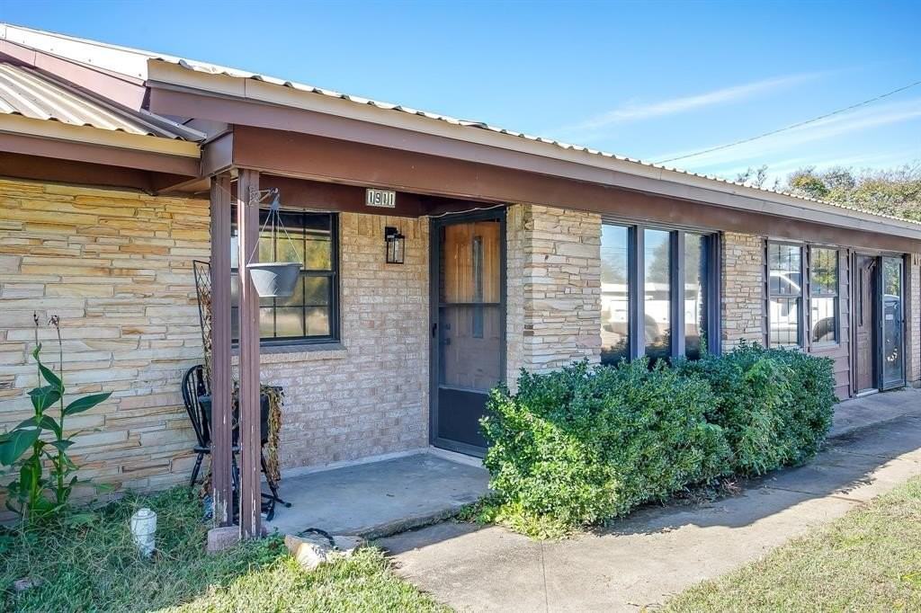 1911 Joslin St - Photo 5 of 39