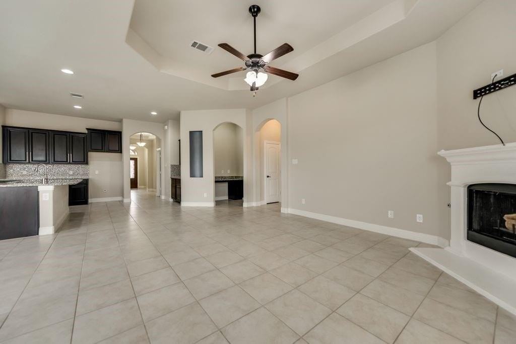 15500 Cornwallis St - Photo 4 of 27