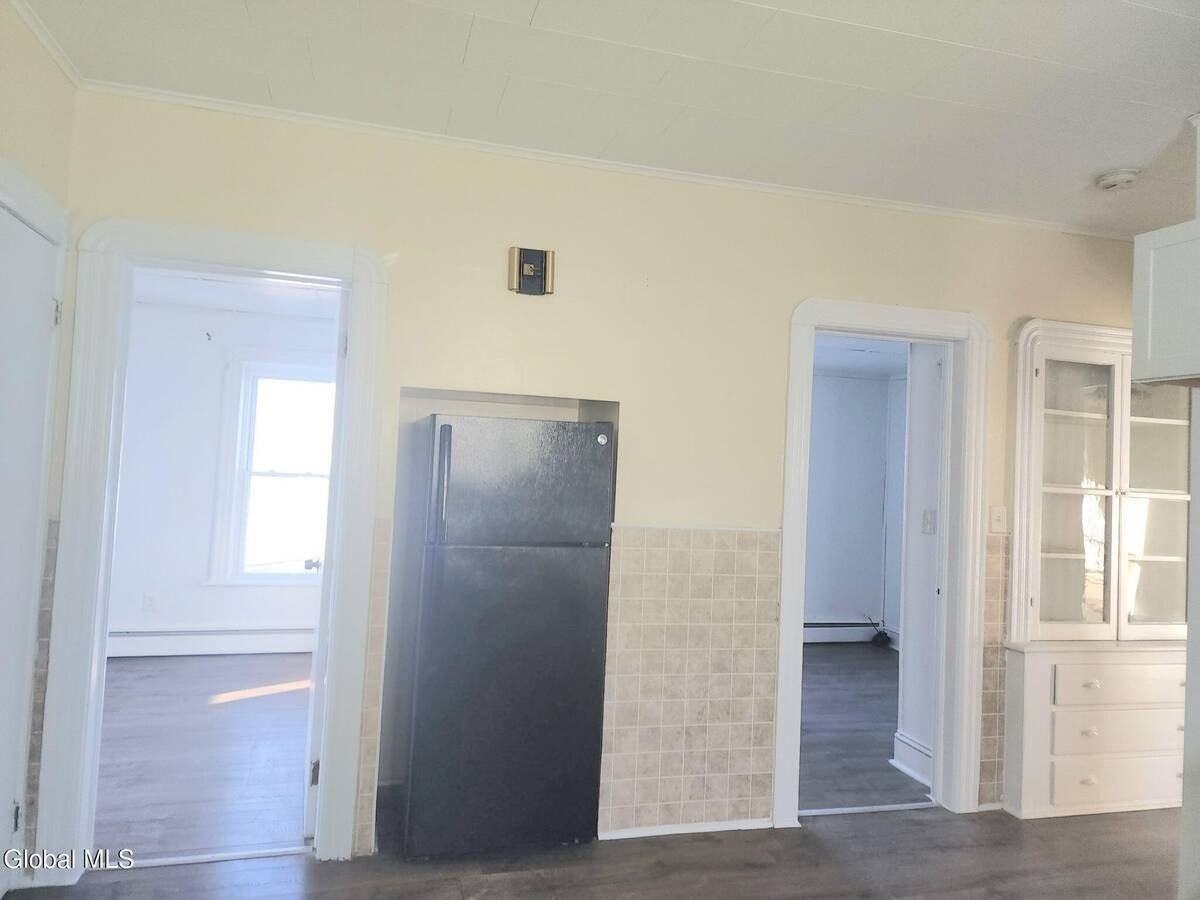 1008 Helderberg Ave - Photo 3 of 12