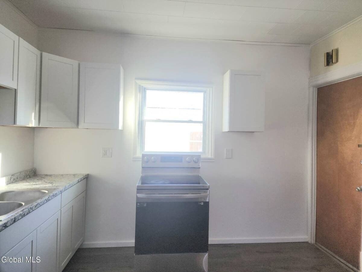 1008 Helderberg Ave - Photo 4 of 12