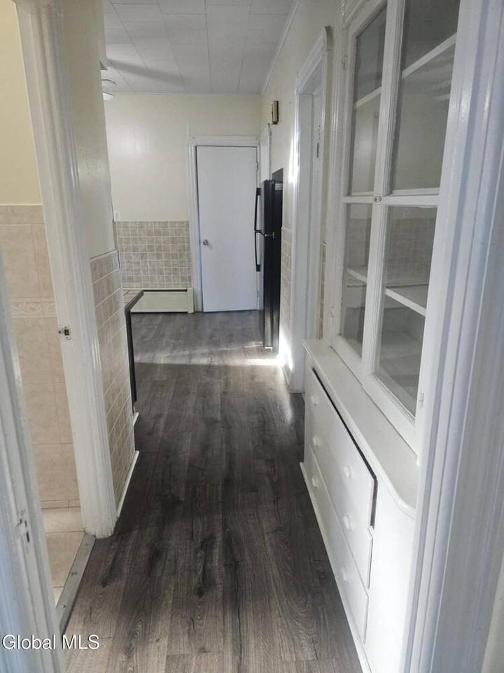 1008 Helderberg Ave - Photo 5 of 12