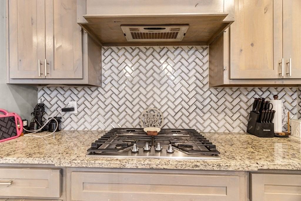 5304 Congress St - Photo 7 of 32