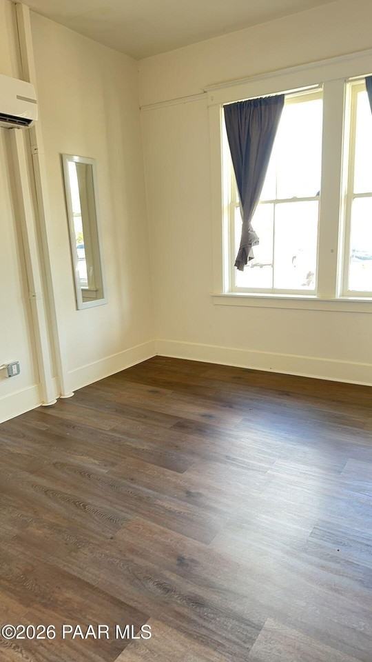 215 E Willis St - Photo 2 of 4