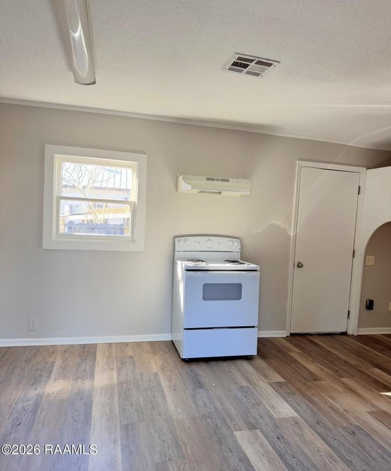 921 N Pierce St - Photo 2 of 7