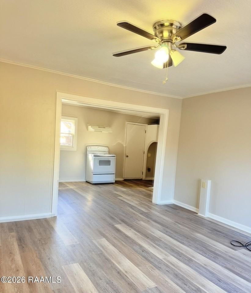 921 N Pierce St - Photo 3 of 7