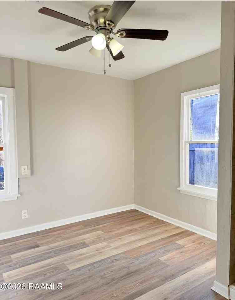 921 N Pierce St - Photo 5 of 7