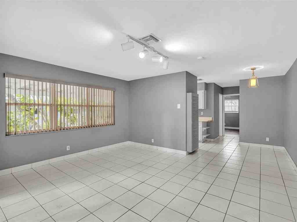 141 Ne 30th Ct - Photo 5 of 19