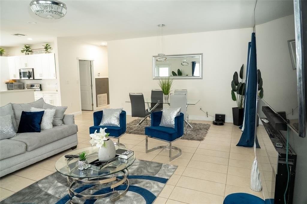 2710 Nw 5th St - Photo 4 of 31