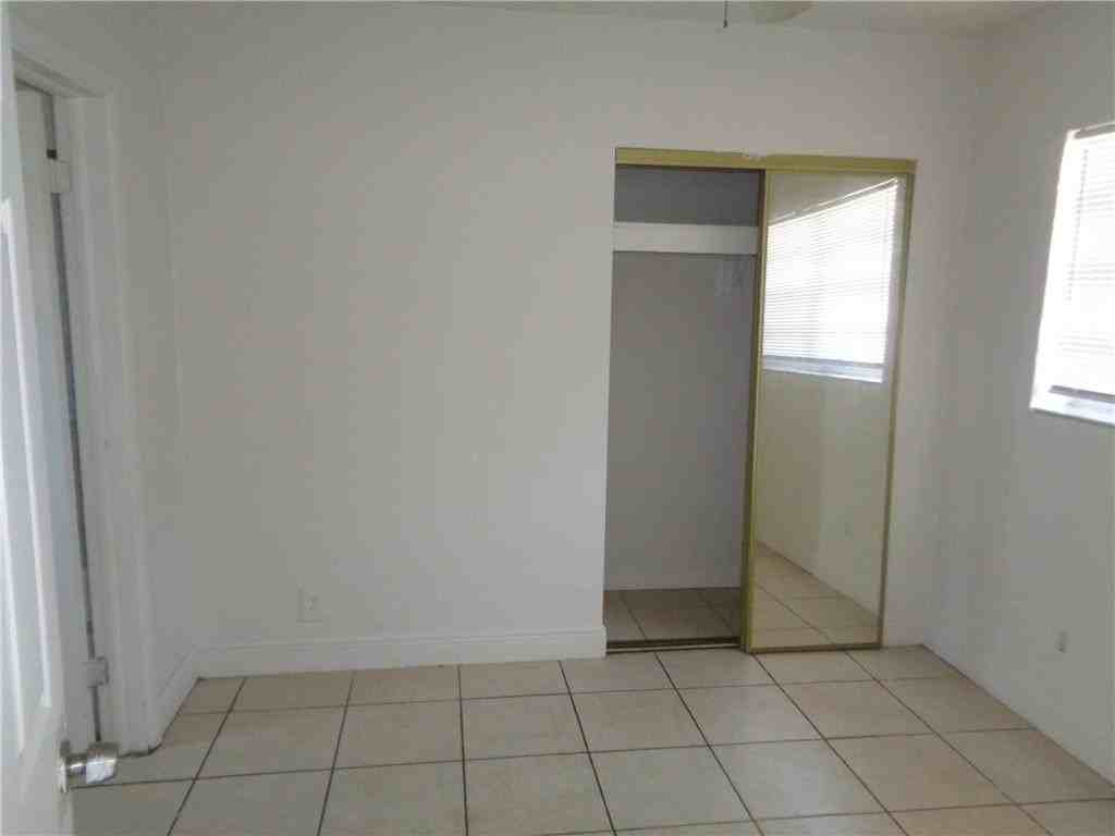 711 Sw 9th St #1 - Photo 4 of 5