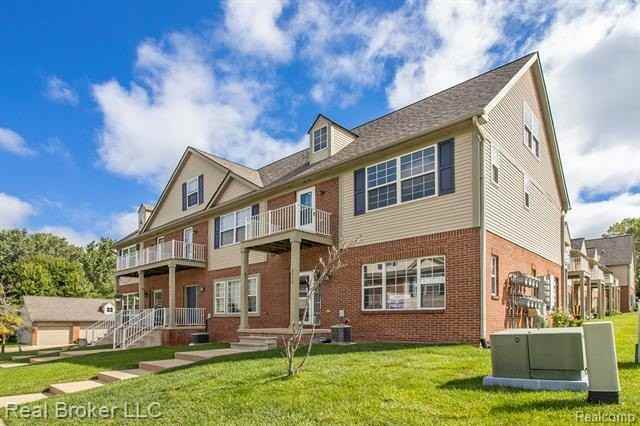 2074 Cloverly Ln - Photo 3 of 23