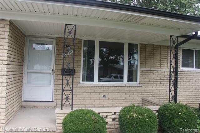 36778 Wayne Dr - Photo 2 of 18