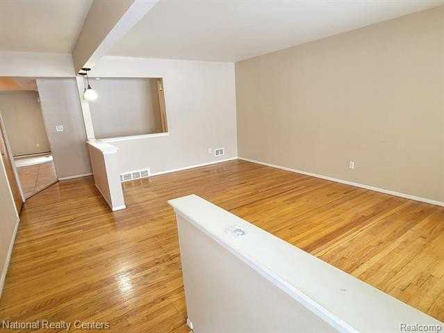 36778 Wayne Dr - Photo 3 of 18