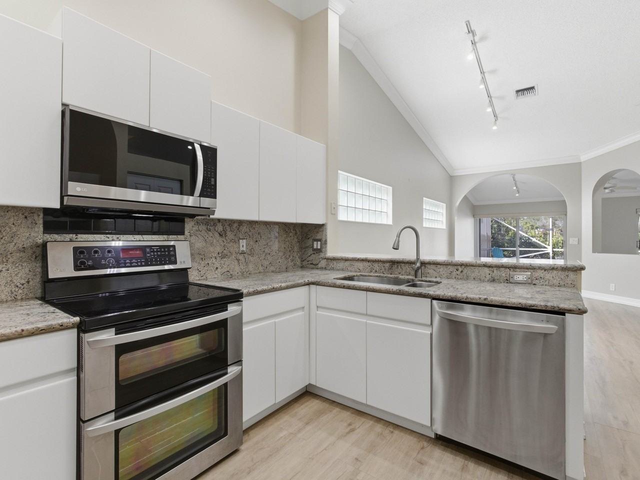 9734 Harbour Lake Cir - Photo 4 of 50