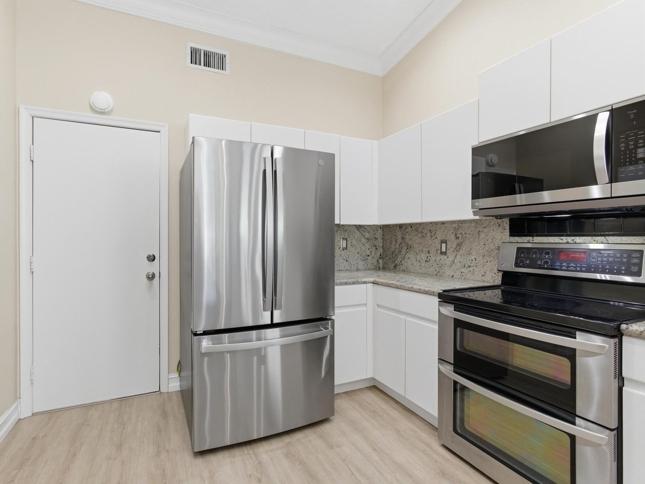 9734 Harbour Lake Cir - Photo 5 of 50