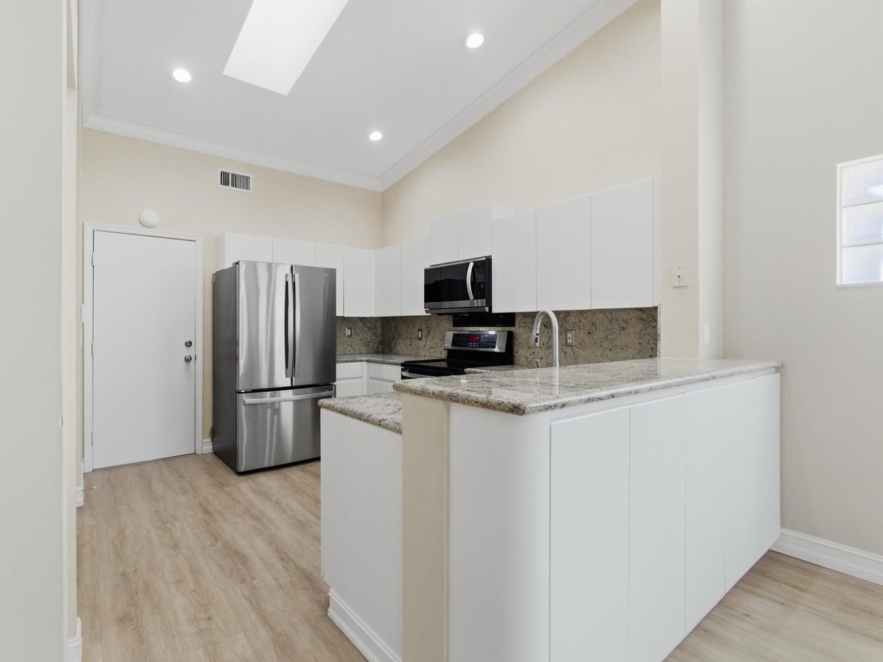 9734 Harbour Lake Cir - Photo 6 of 50