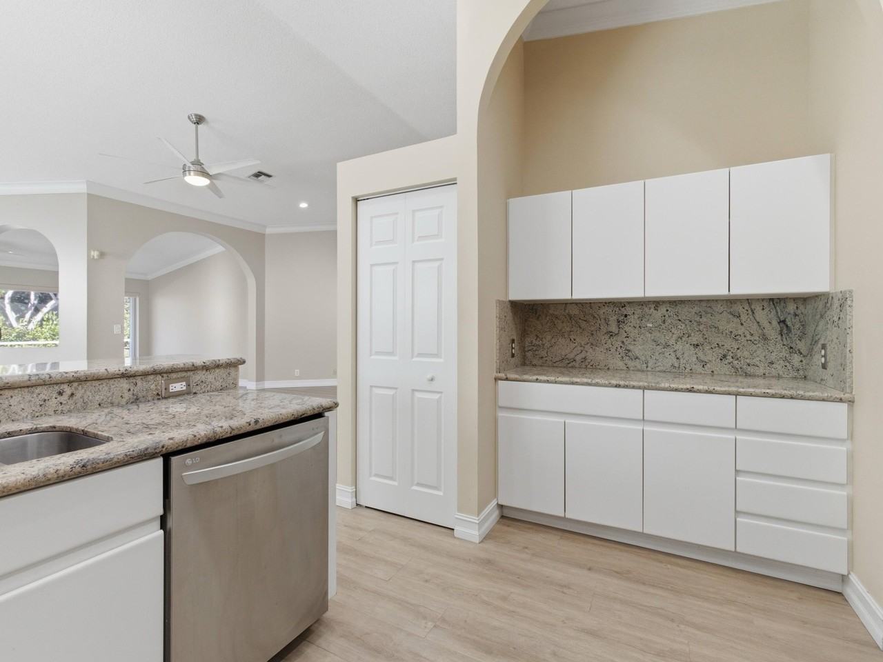 9734 Harbour Lake Cir - Photo 7 of 50