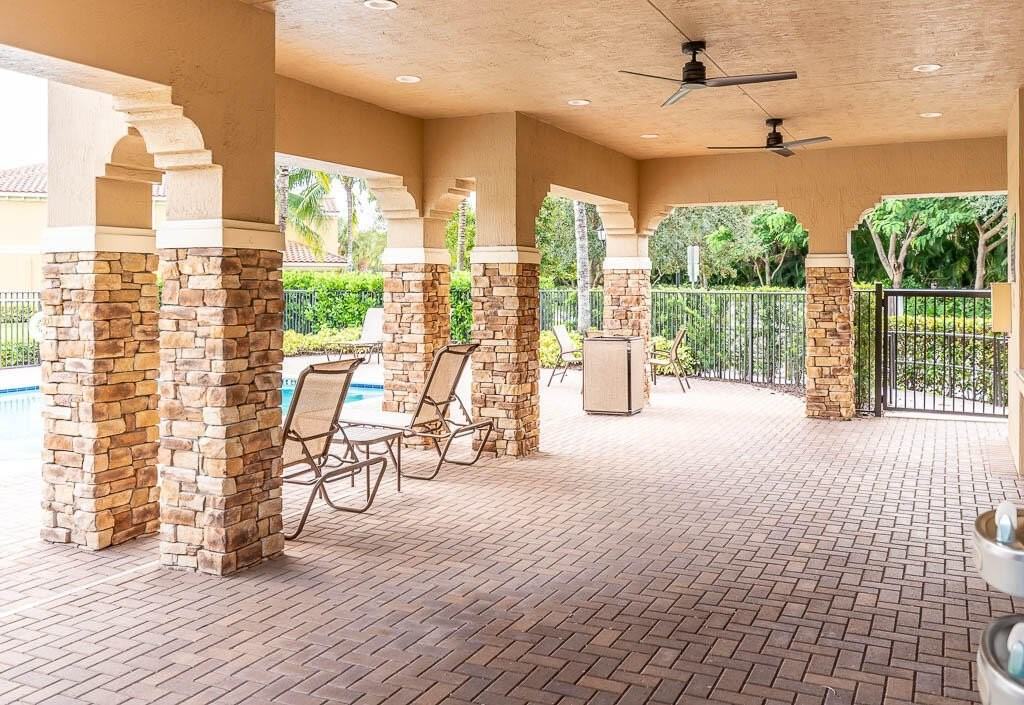 10283 Wellington Parc Dr - Photo 4 of 34