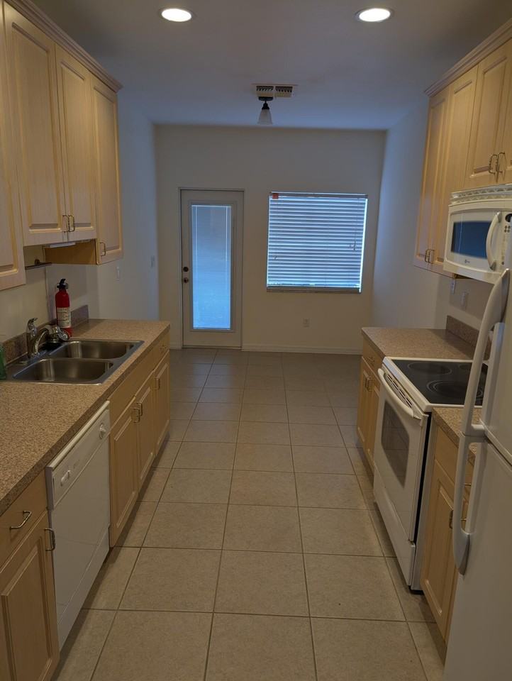 2062 Se Glen Ridge Dr - Photo 3 of 8