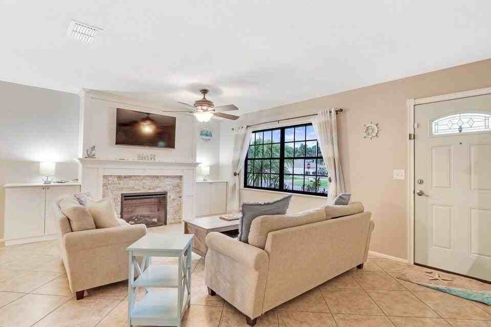 1258 Se Rickenbacker Ter - Photo 2 of 29