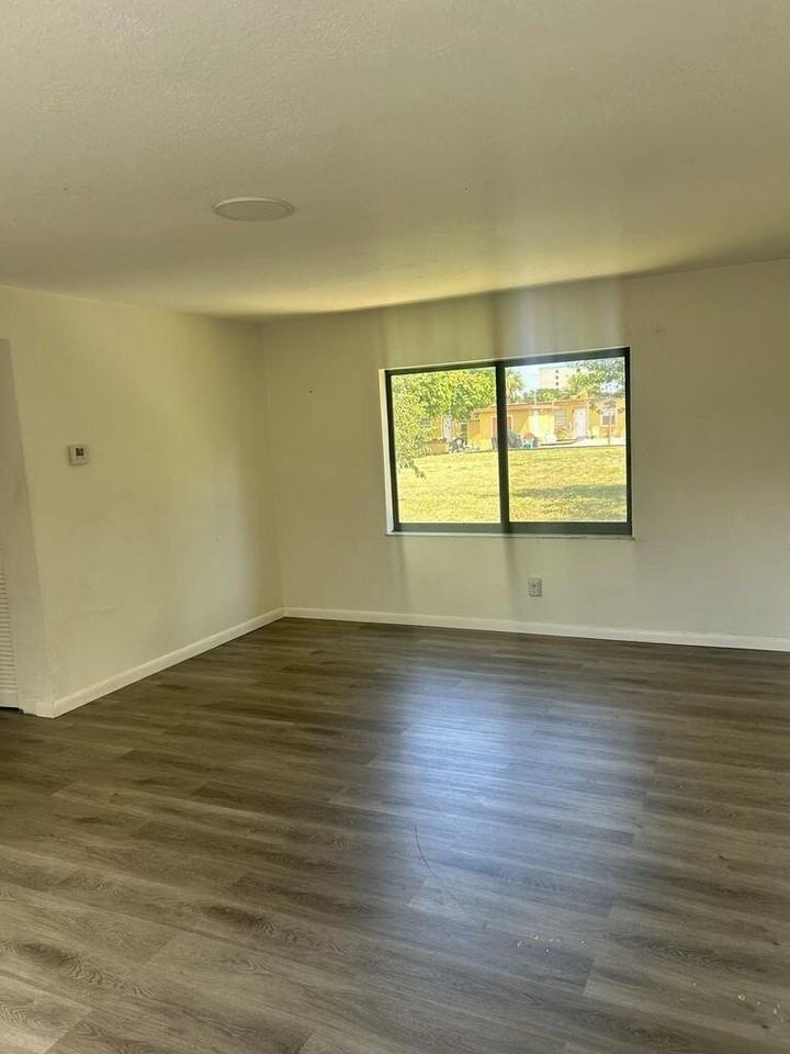 652 Hernando St #B - Photo 3 of 25