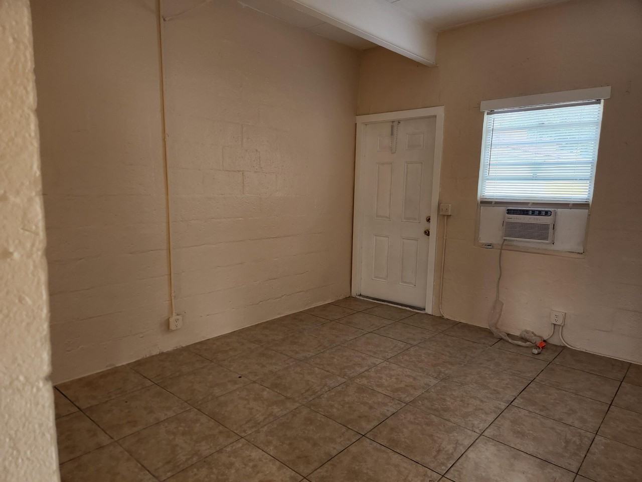 620 20th St #4 - Photo 4 of 9