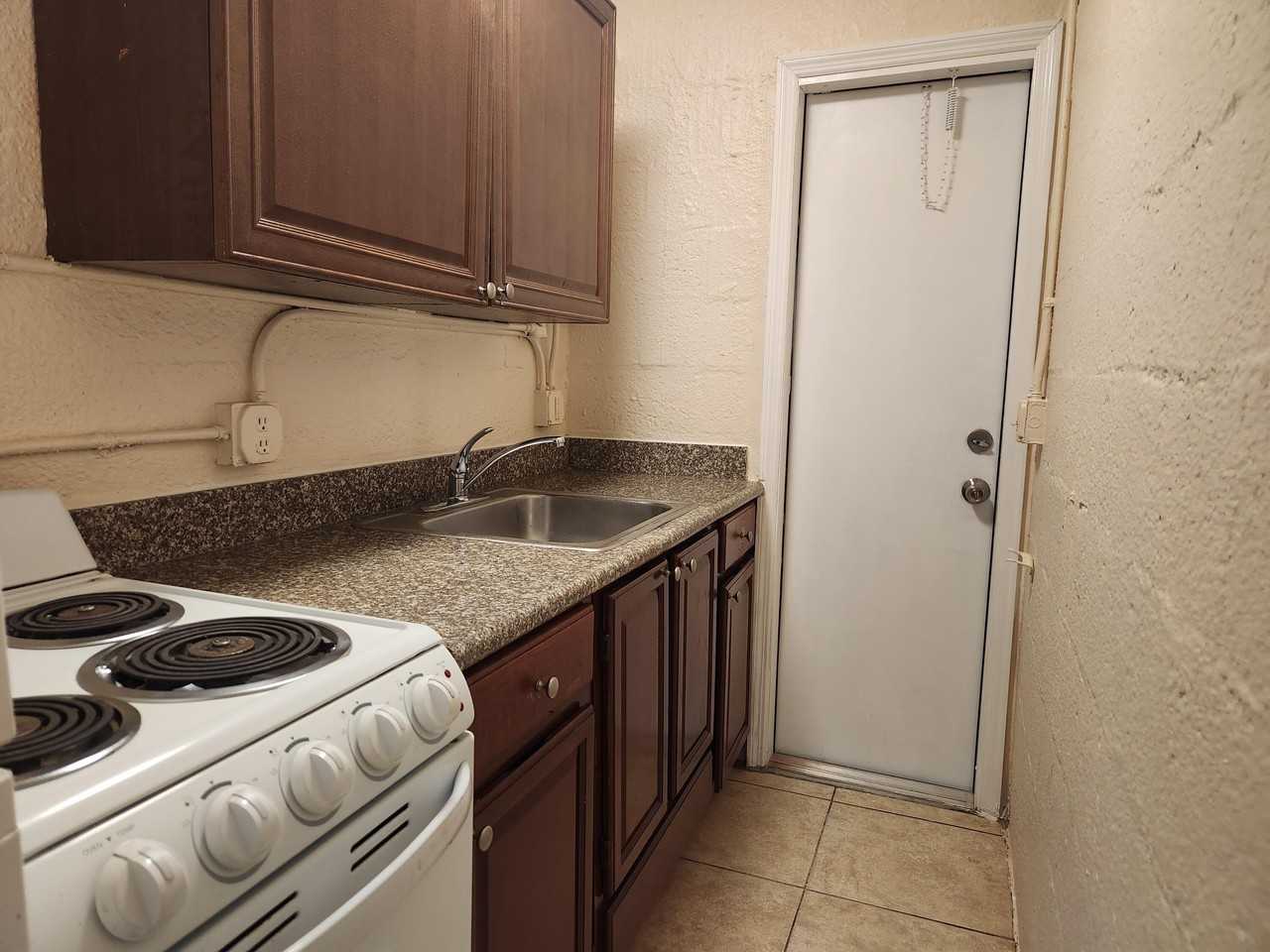 620 20th St #4 - Photo 5 of 9