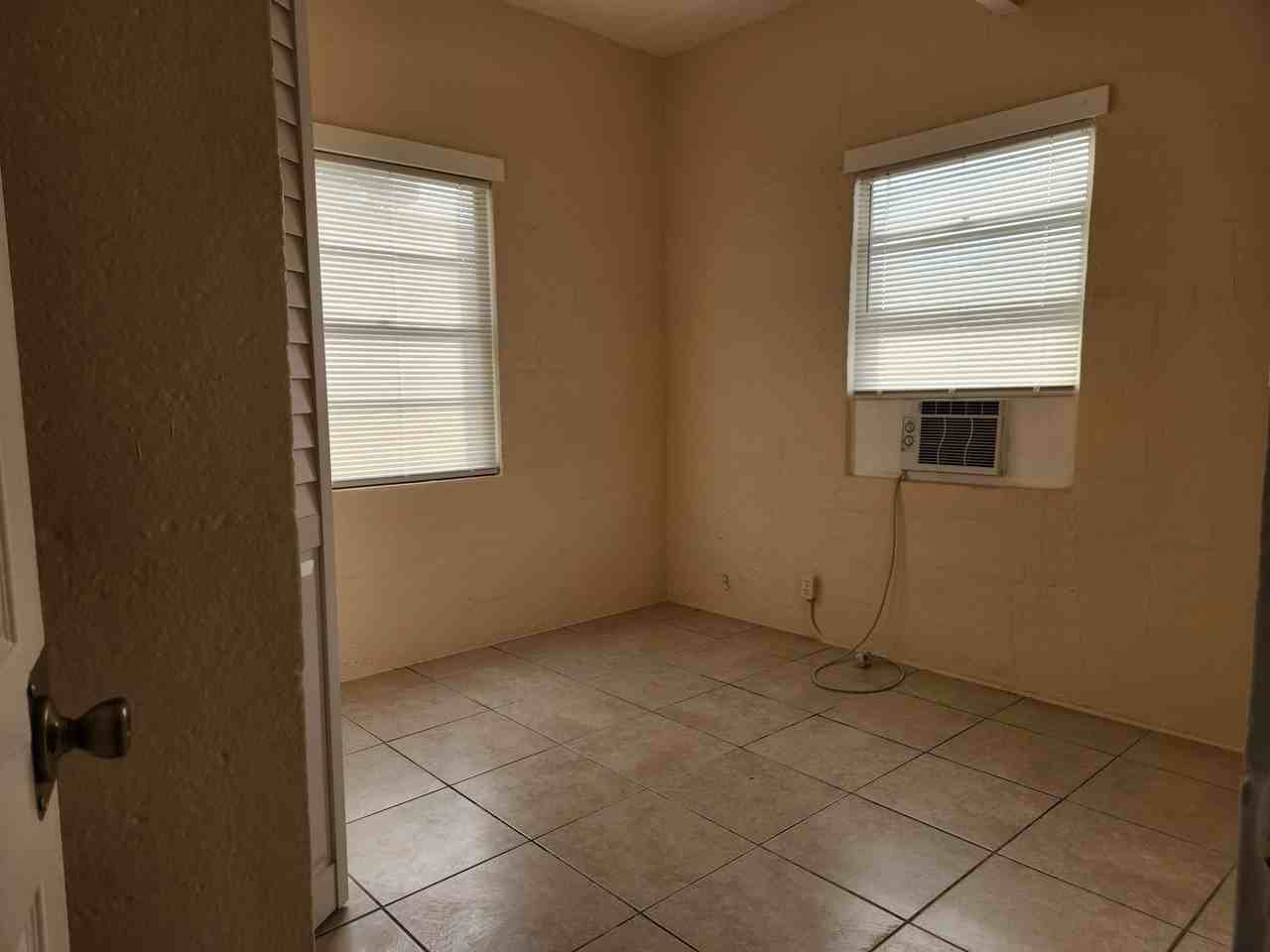 620 20th St #4 - Photo 7 of 9