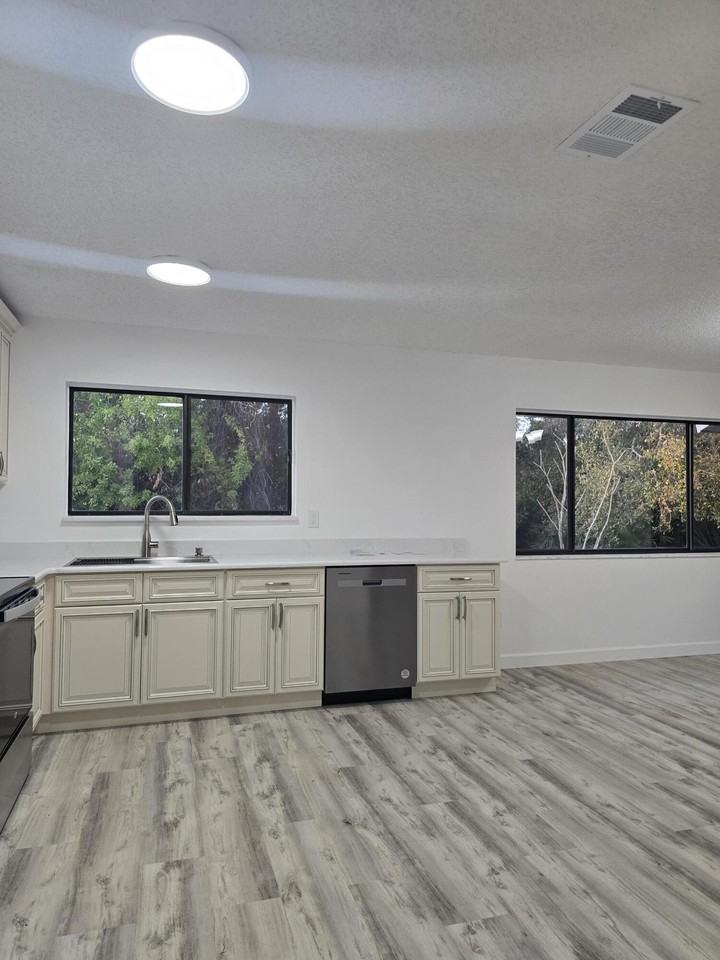 1418 Paley Cir Se - Photo 4 of 11